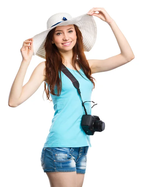 Jovem mulher usando chapéu de verão — Fotografia de Stock