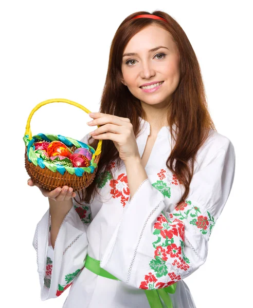 Jonge vrouw in Oekraïense nationale doek — Stockfoto