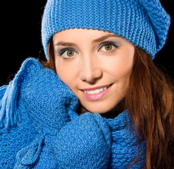 Junge glückliche Frau in Winterkleidung — Stockfoto