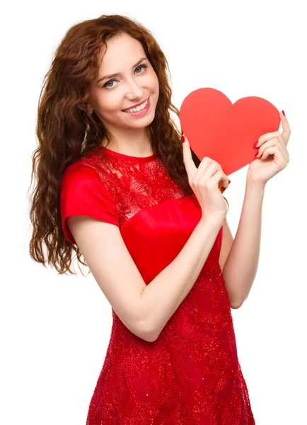 Mujer joven sosteniendo el corazón rojo — Foto de Stock