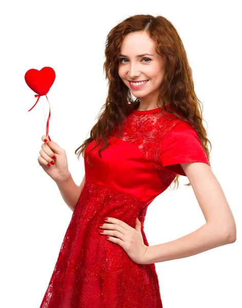 Mujer joven sosteniendo pequeño corazón rojo — Foto de Stock