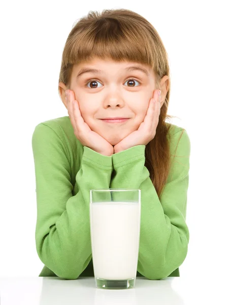 Schattig klein meisje met een glas melk — Stockfoto