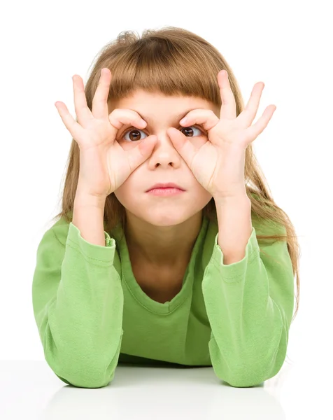 Happy little girl is showing glasses gesture — Stock Photo, Image