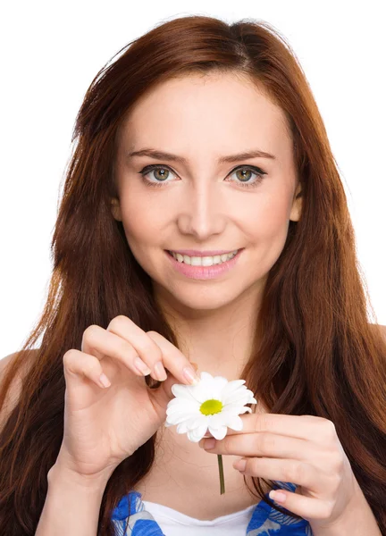 Junge Frau zerreißt Gänseblümchenblätter — Stockfoto