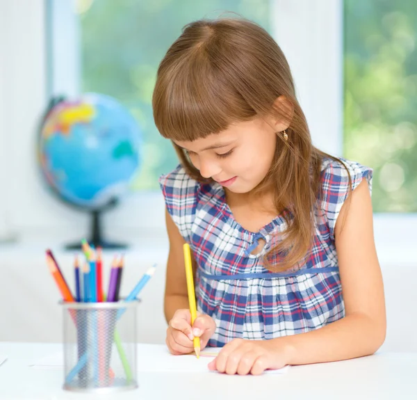 Little girl is drawing using pencils — Stock Photo, Image