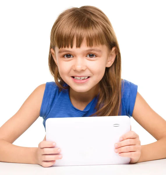 性格开朗的年轻女孩正在使用平板电脑 — 图库照片