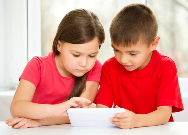 Children are using tablet — Stock Photo, Image