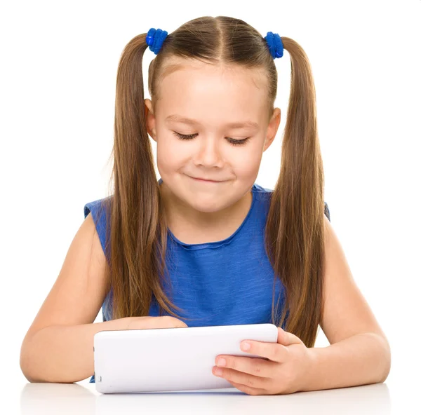 Jovem está usando tablet — Fotografia de Stock