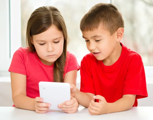 Kinderen zijn met behulp van Tablet PC — Stockfoto