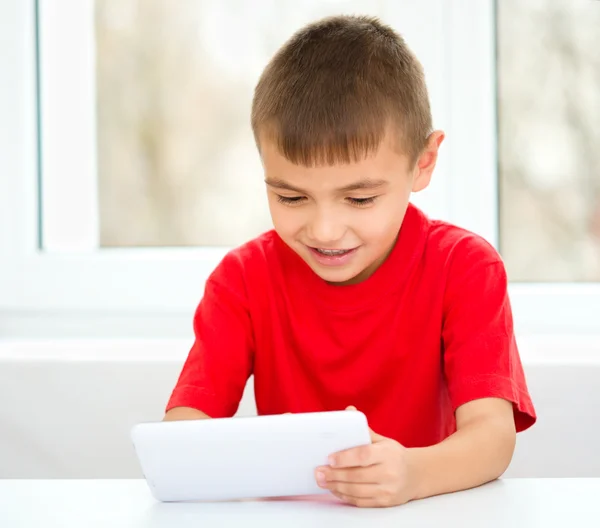 Jonge jongen is met behulp van Tablet PC — Stockfoto