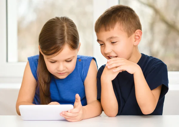 Les enfants utilisent un comprimé — Photo