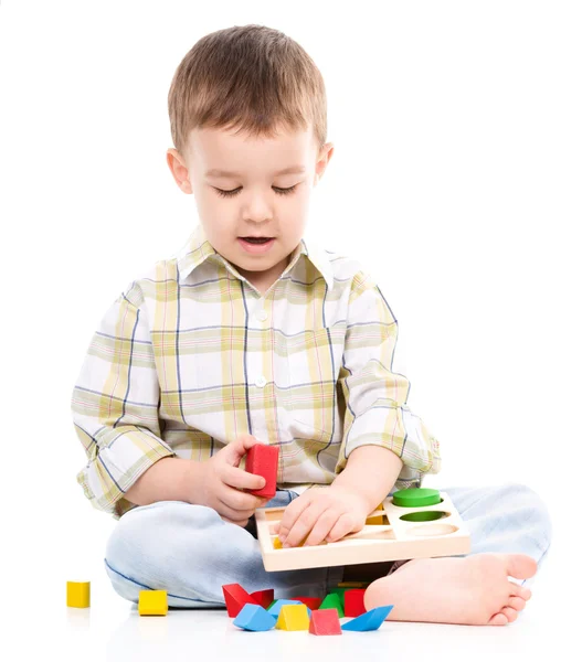 Pequeño niño está jugando con juguetes —  Fotos de Stock