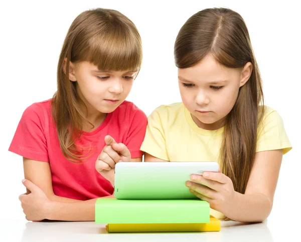 Kinderen zijn met behulp van Tablet PC — Stockfoto