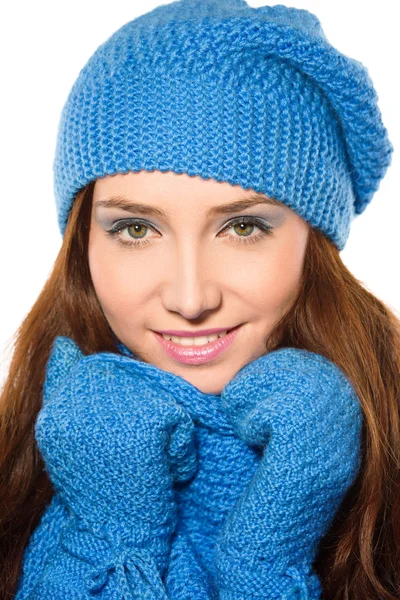 Gelukkig jongedame dragen winter doek — Stockfoto