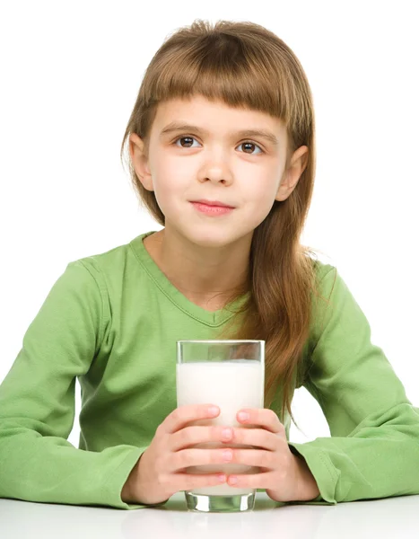 Carina bambina con un bicchiere di latte — Foto Stock