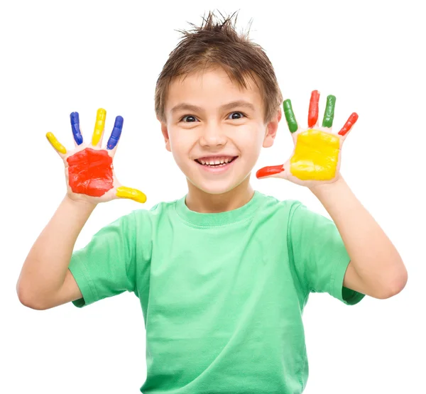 Retrato de un chico lindo jugando con pinturas —  Fotos de Stock