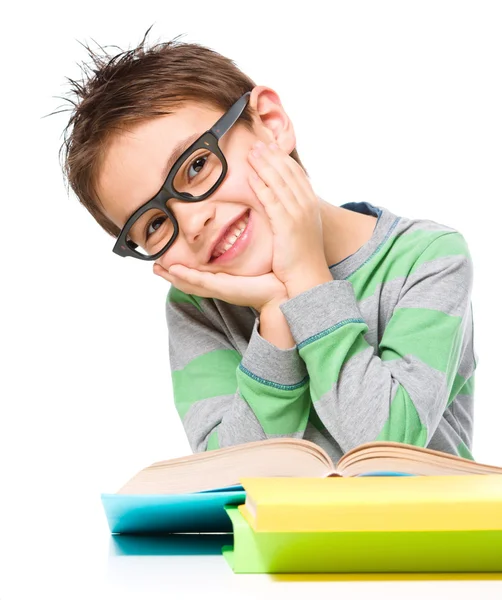 Kleine jongen is het lezen van een boek — Stockfoto