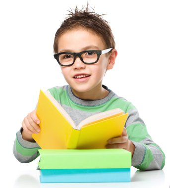 küçük çocuk bir kitap okuma