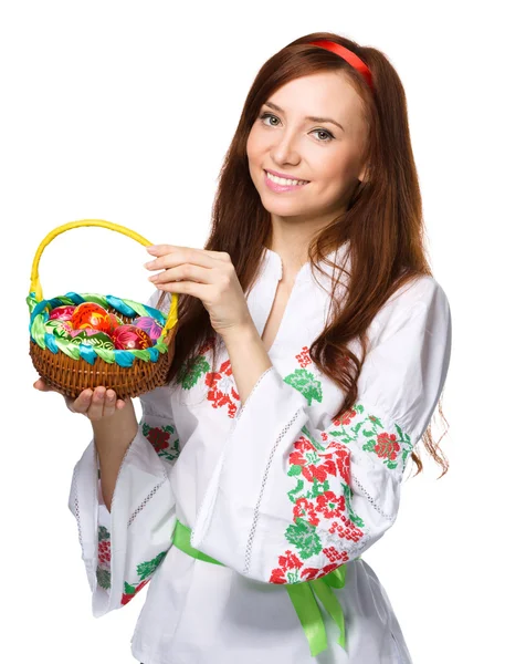 Młoda kobieta w ukraińskiej narodowej tkaniny — Zdjęcie stockowe