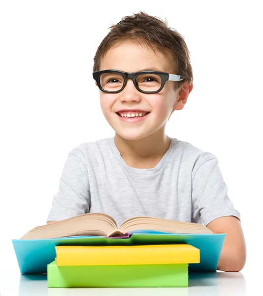 Kleine jongen is het lezen van een boek — Stockfoto