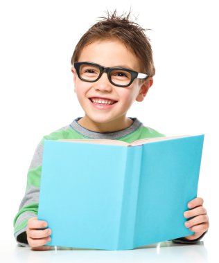 küçük çocuk bir kitap okuma