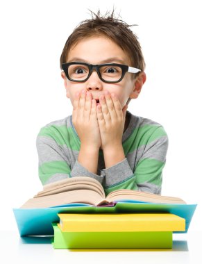 şaşırmış gibi küçük çocuk kitap okuma