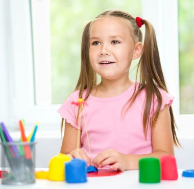 küçük kız hamuru ile oynuyor