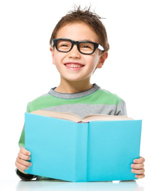 küçük çocuk bir kitap okuma