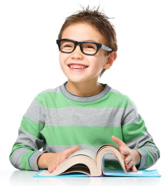 küçük çocuk bir kitap okuma