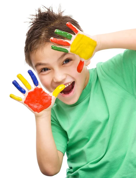 Портрет милого мальчика, играющего красками — стоковое фото