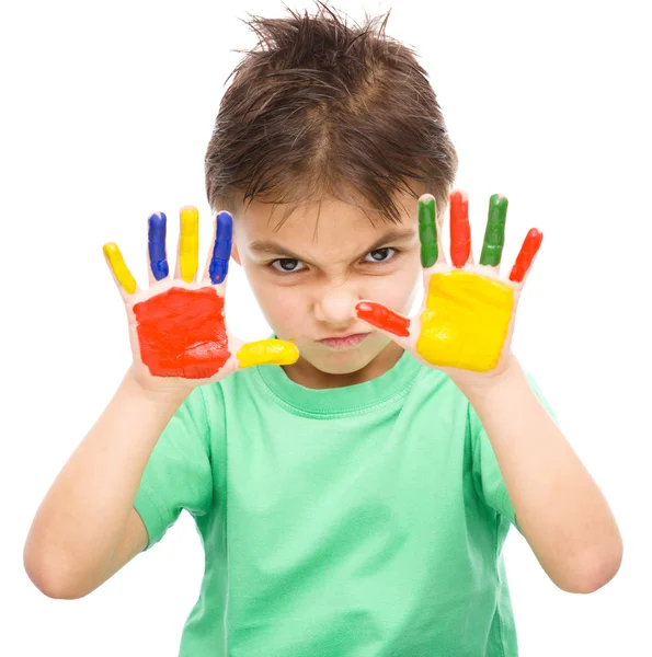 Porträt eines süßen Jungen, der mit Farben spielt — Stockfoto