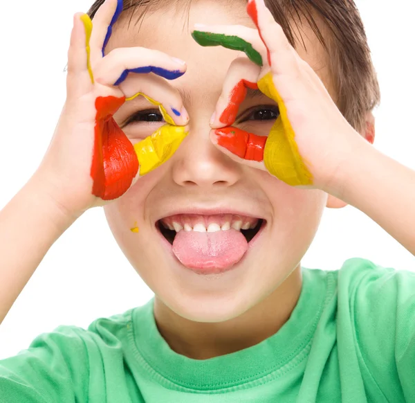 Retrato de um menino bonito brincando com tintas — Fotografia de Stock