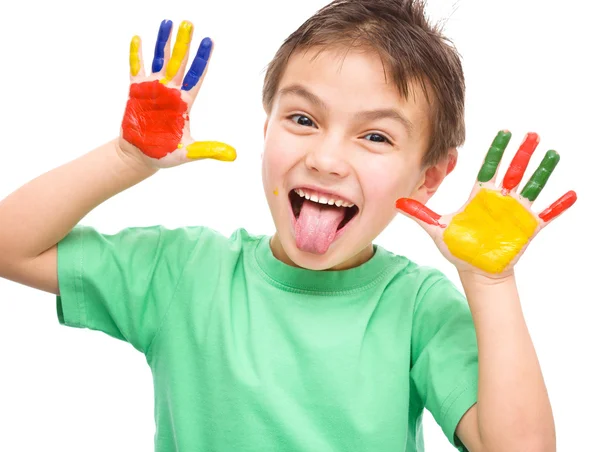 Retrato de um menino bonito brincando com tintas — Fotografia de Stock