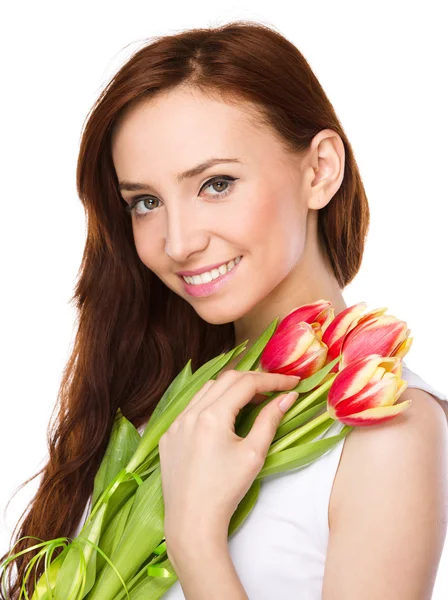 Młoda kobieta trzyma bukiet tulipanów — Zdjęcie stockowe