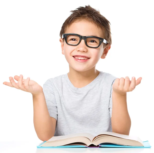 Menino está lendo um livro — Fotografia de Stock