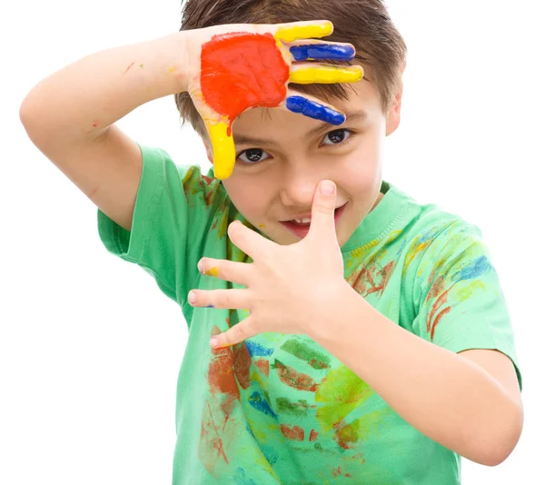 Retrato de um menino bonito brincando com tintas — Fotografia de Stock