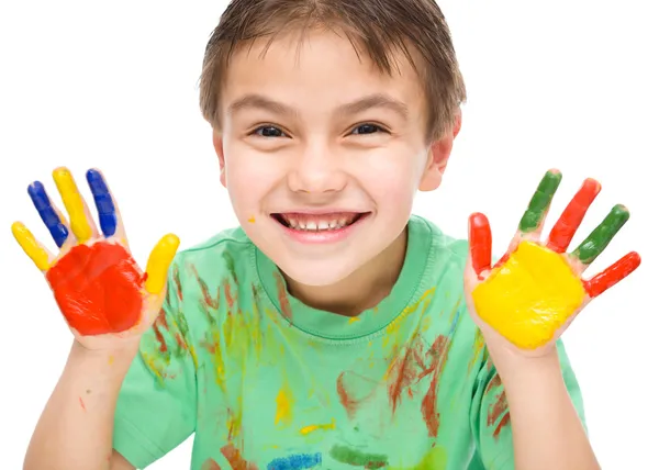 Retrato de um menino bonito brincando com tintas — Fotografia de Stock