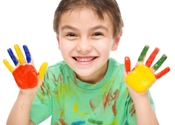 Porträt eines süßen Jungen, der mit Farben spielt — Stockfoto