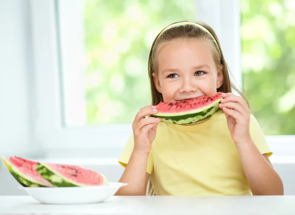 Niedliches kleines Mädchen isst Wassermelone — Stockfoto