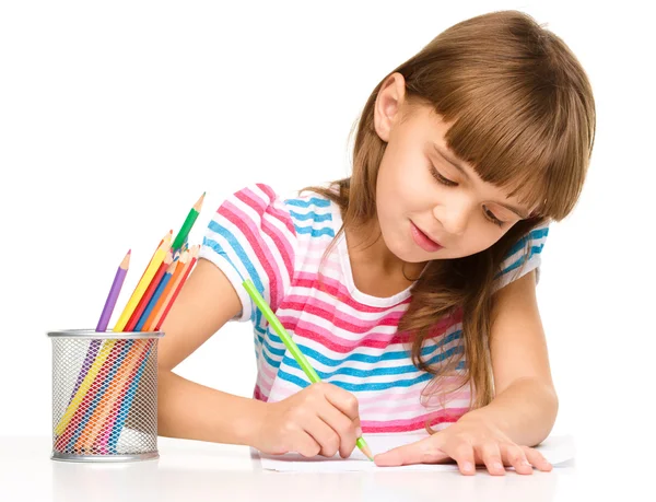 Menina está desenhando usando lápis — Fotografia de Stock