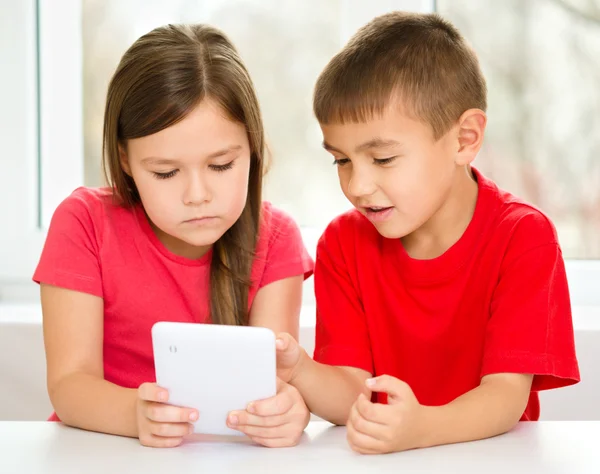 Children are using tablet — Stock Photo, Image