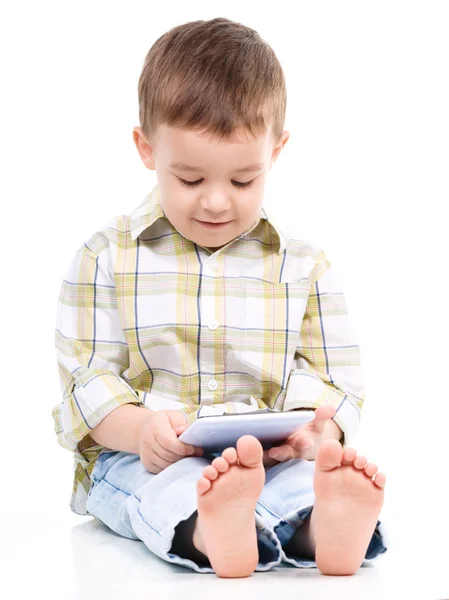 Niño joven está usando tableta —  Fotos de Stock