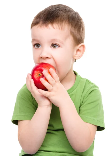 Porträt eines süßen kleinen Jungen mit rotem Apfel — Stockfoto