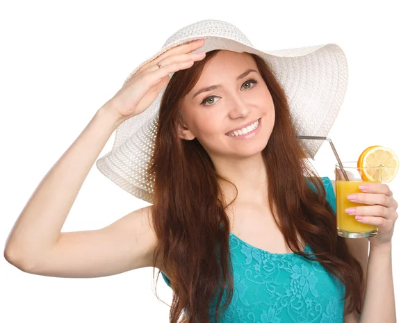 Jonge vrouw dragen zomer hoed — Stockfoto