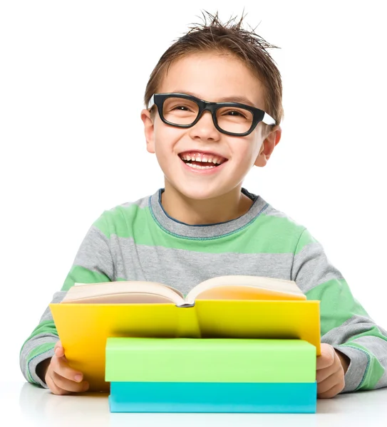 El niño está leyendo un libro. — Foto de Stock