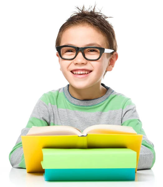 Menino está lendo um livro — Fotografia de Stock