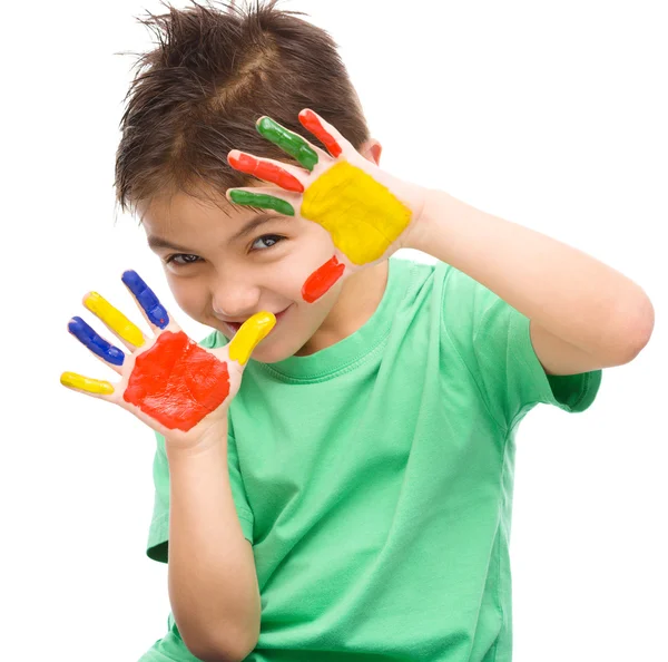 Porträt eines süßen Jungen, der mit Farben spielt — Stockfoto