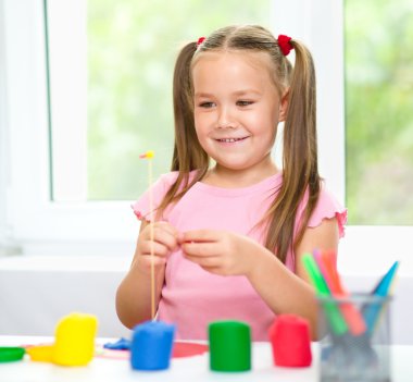 küçük kız hamuru ile oynuyor