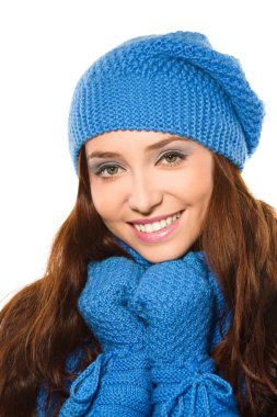 Kış bezi giyen genç mutlu kadın