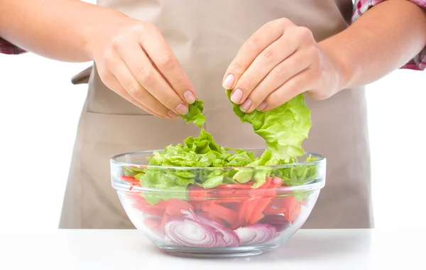 Cook está desgarrando lechuga mientras hace ensalada — Foto de Stock